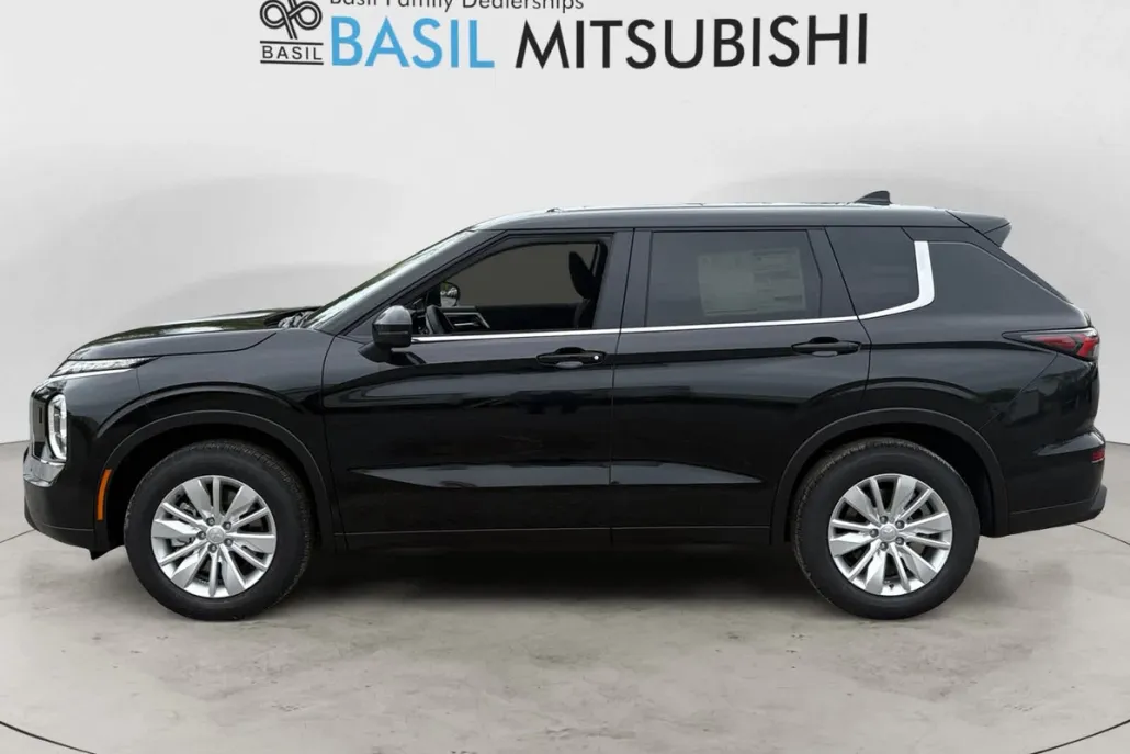 2025 Mitsubishi Outlander ES photo 1