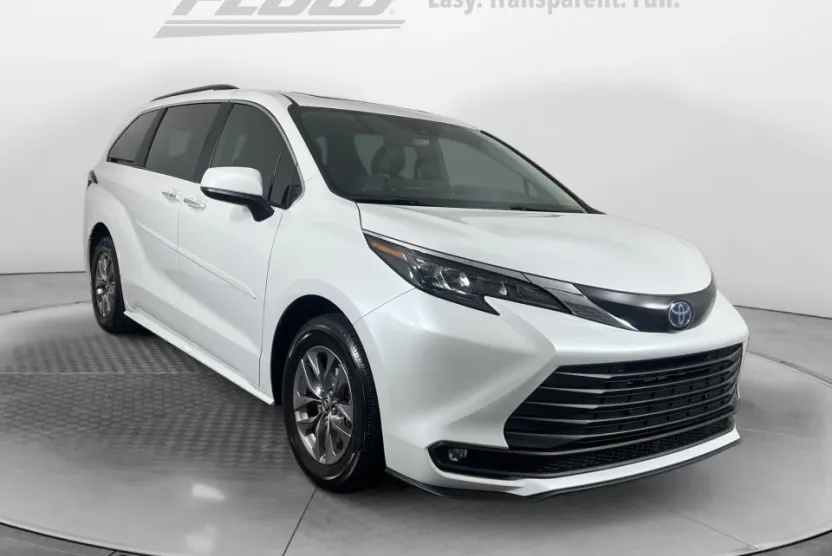 2025 Toyota Sienna XLE photo 1