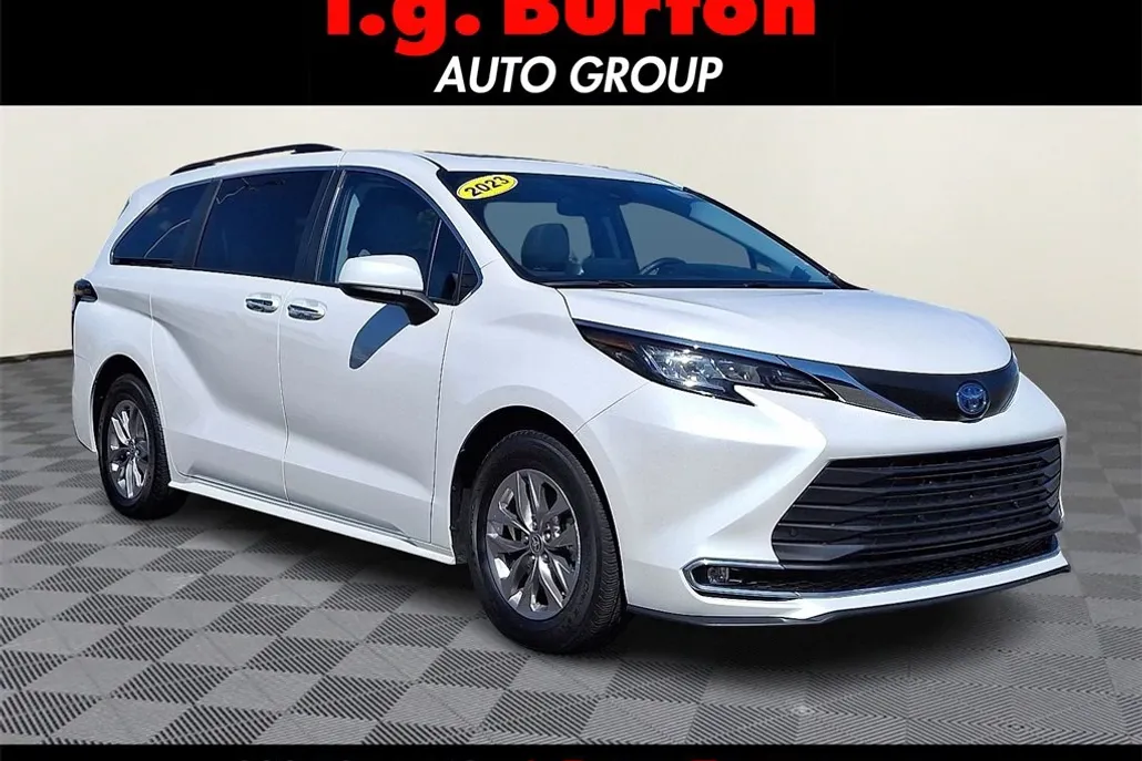 2023 Toyota Sienna XLE photo 1