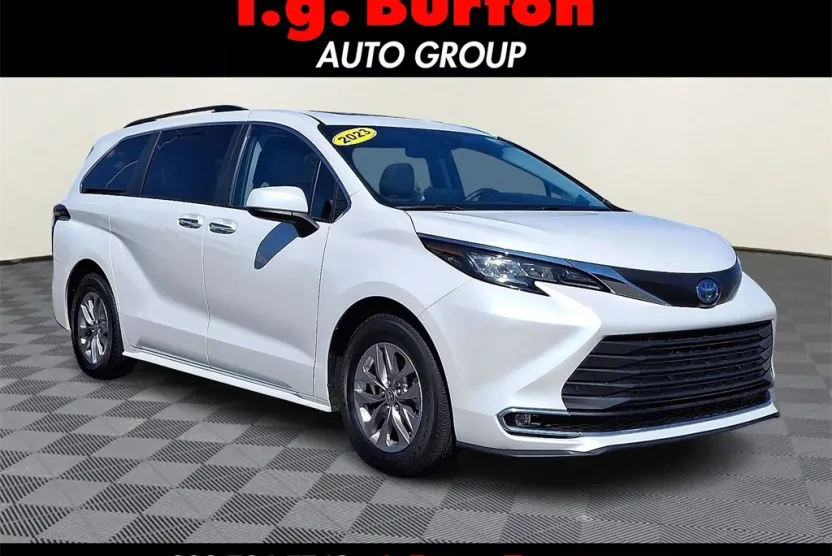 2023 Toyota Sienna XLE photo 1