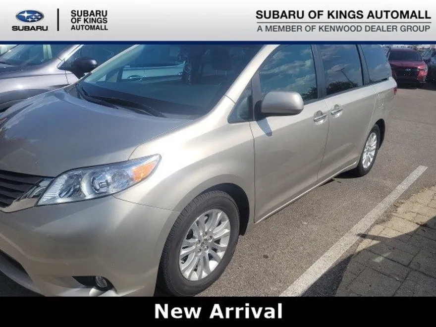 2015 Toyota Sienna XLE photo 1