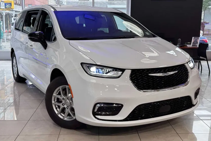 2025 Chrysler Pacifica photo 1