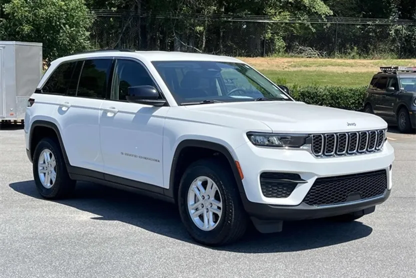 2023 Jeep Grand Cherokee Laredo photo 1
