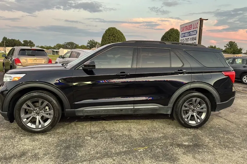 2022 Ford Explorer XLT Sport photo 1