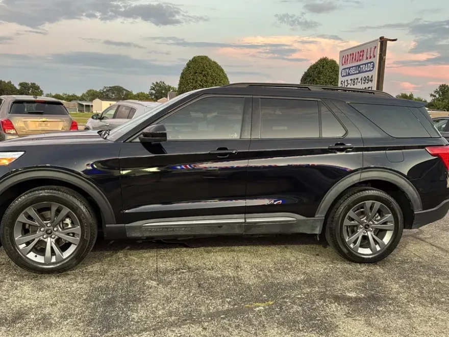 2022 Ford Explorer XLT Sport photo 1