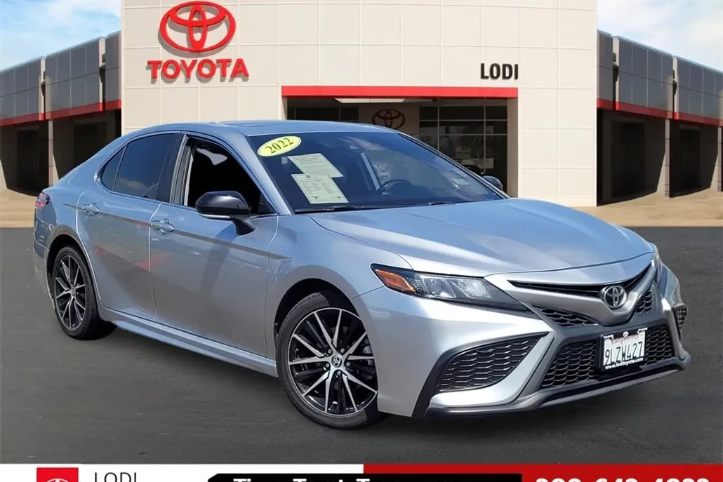 2022 Toyota Camry SE photo 1