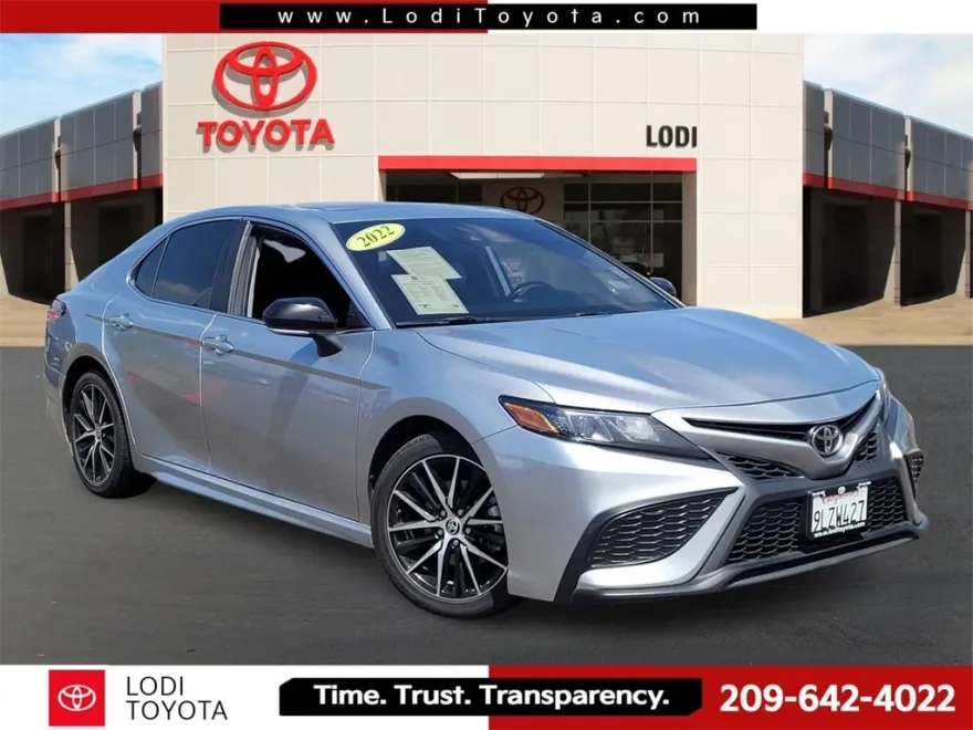 2022 Toyota Camry SE photo 1