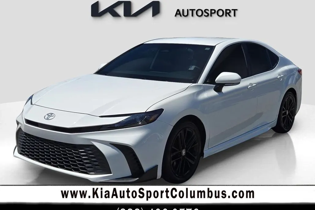 2025 Toyota Camry SE photo 1