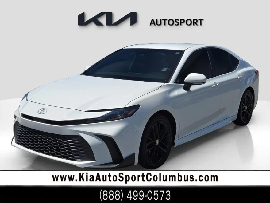 2025 Toyota Camry SE photo 1