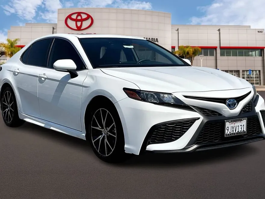 2024 Toyota Camry Hybrid SE photo 1