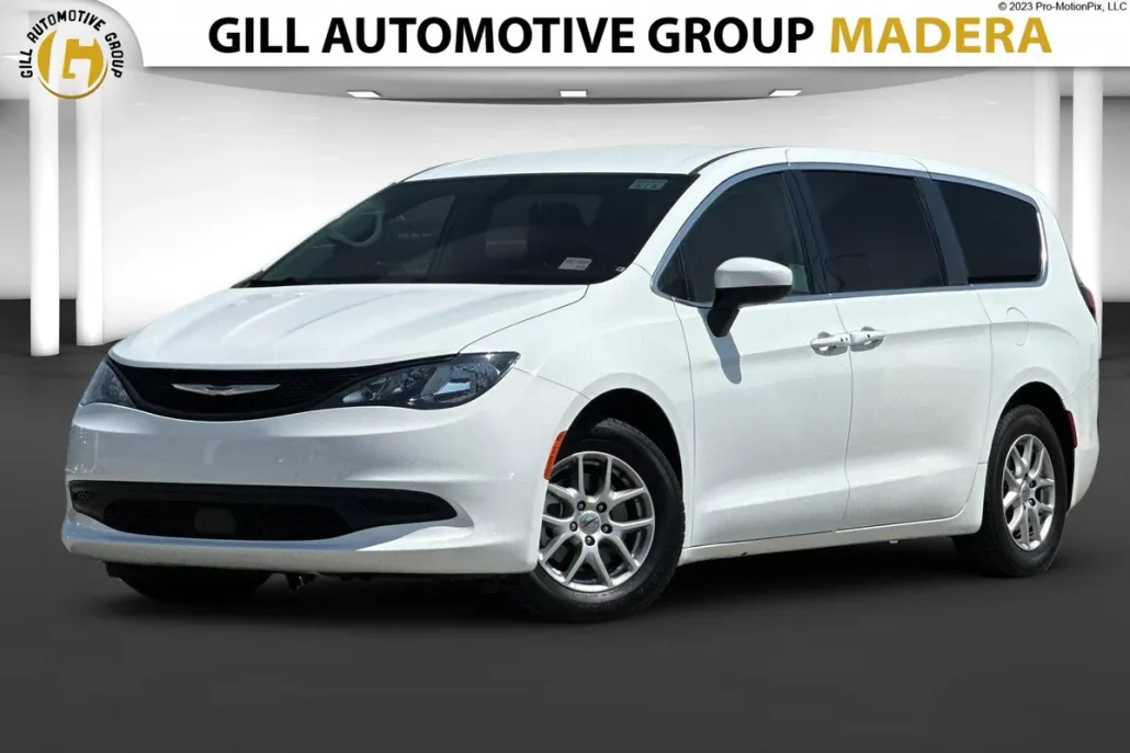 2022 Chrysler Voyager LX photo 1
