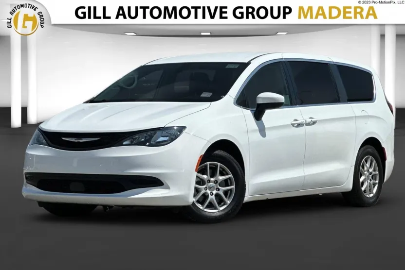 2022 Chrysler Voyager LX photo 1