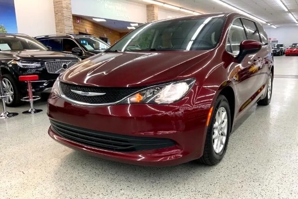 2020 Chrysler Voyager LX photo 1