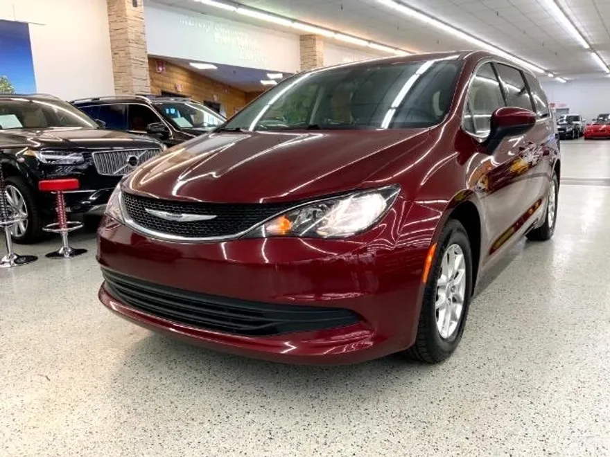 2020 Chrysler Voyager LX photo 1