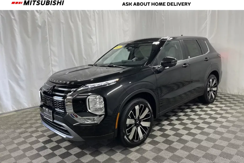 2025 Mitsubishi Outlander SE photo 1
