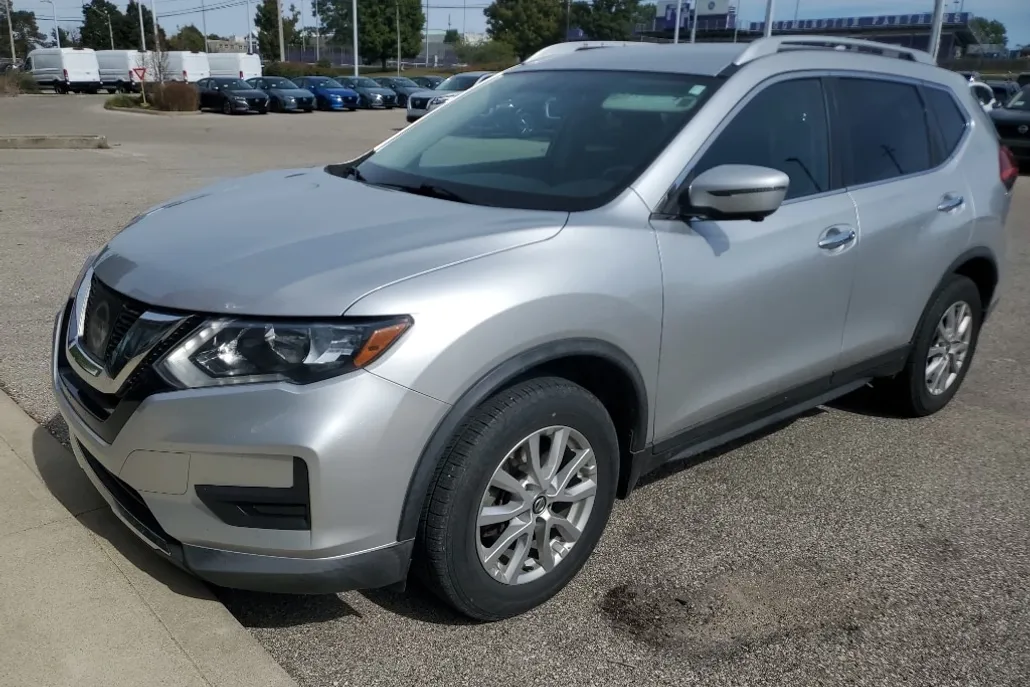 2017 Nissan Rogue SV photo 1