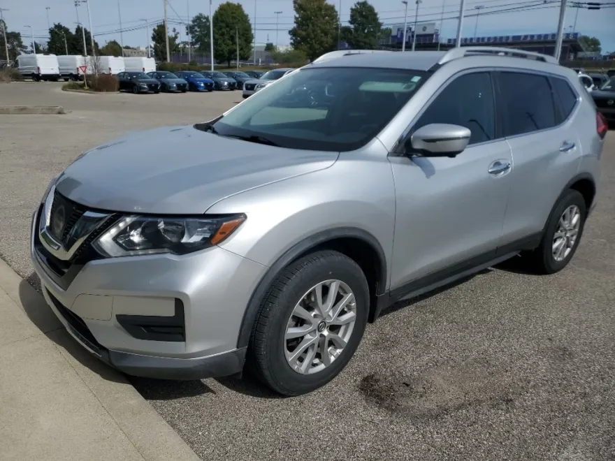 2017 Nissan Rogue SV photo 1