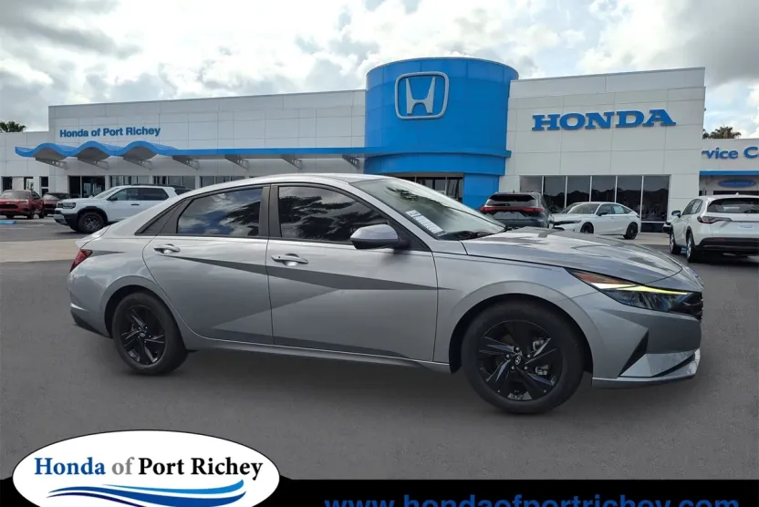 2022 Hyundai Elantra SEL photo 1