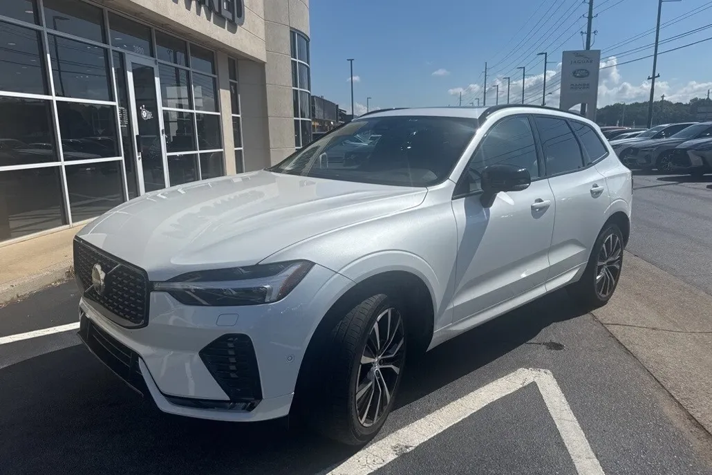 2023 Volvo XC60 B5 Plus photo 1