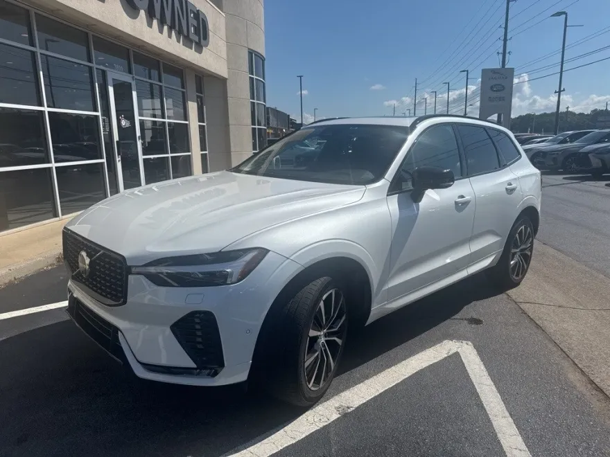 2023 Volvo XC60 B5 Plus photo 1