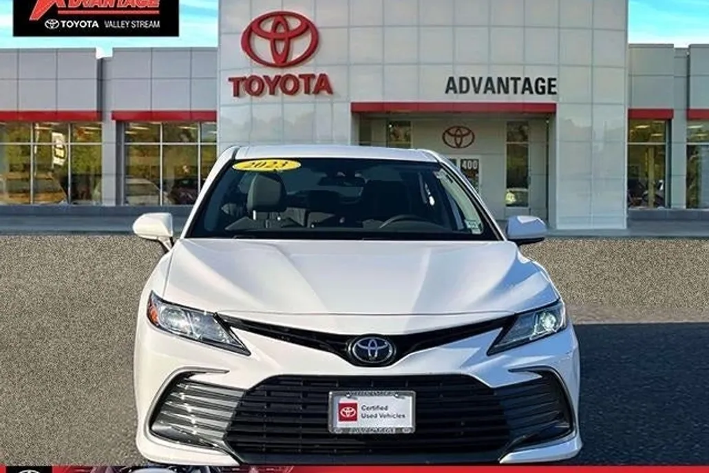 2023 Toyota Camry LE photo 1