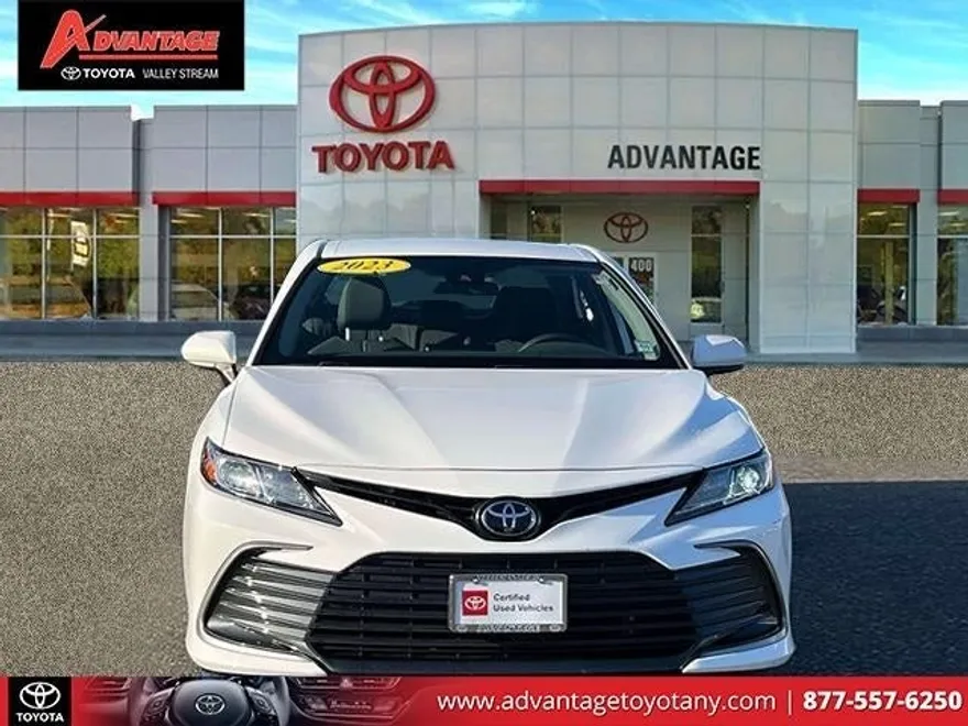 2023 Toyota Camry LE photo 1