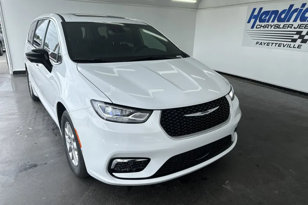 2025 Chrysler Pacifica photo 1
