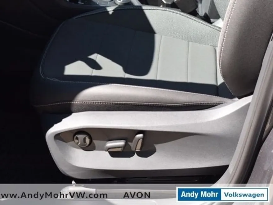 2024 Volkswagen Taos SE photo 9