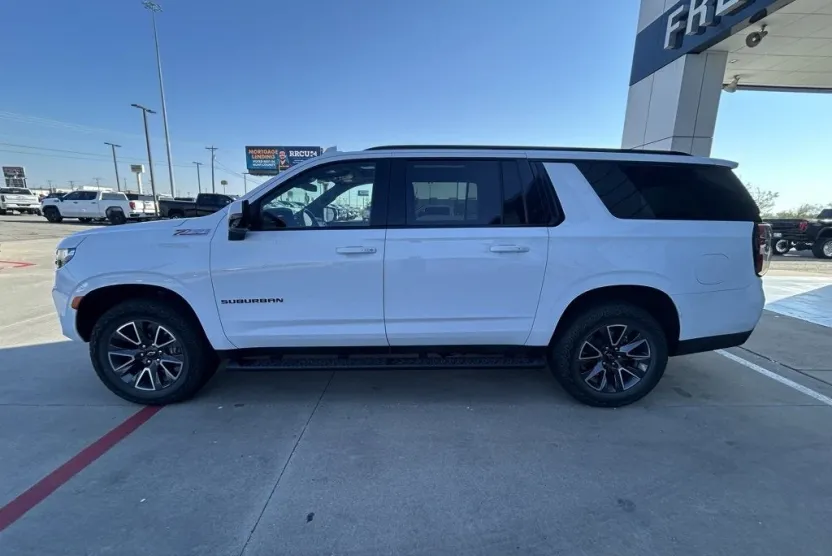 2024 Chevrolet Suburban Z71 photo 1