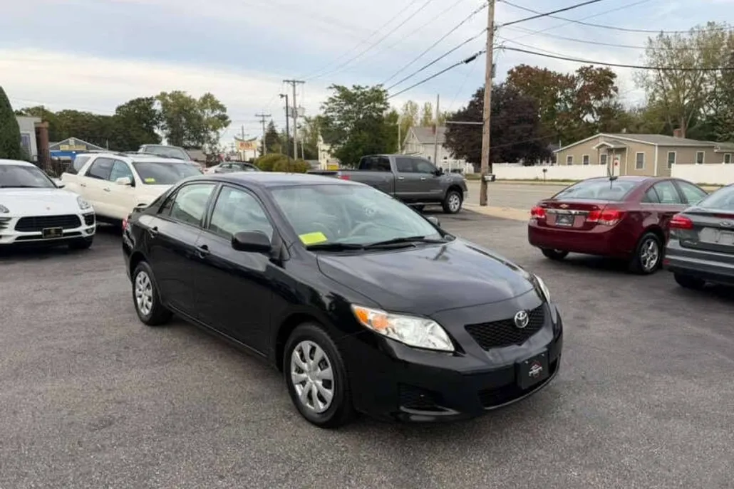 2010 Toyota Corolla LE photo 1