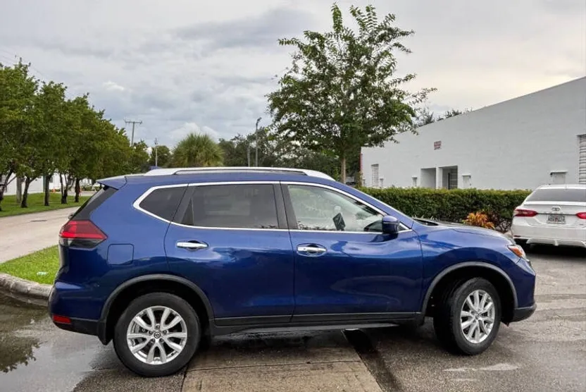 2018 Nissan Rogue SV photo 1