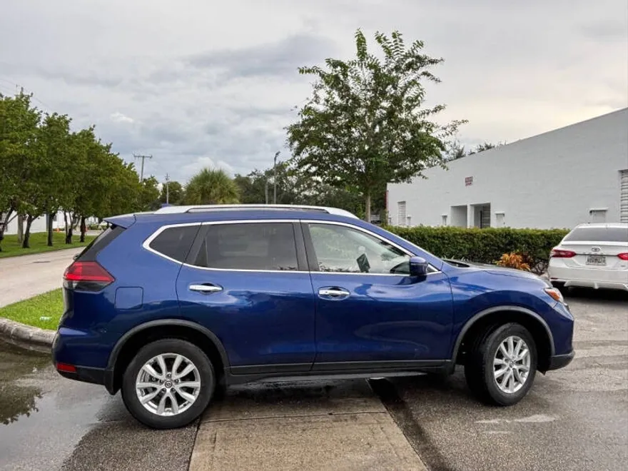 2018 Nissan Rogue SV photo 1