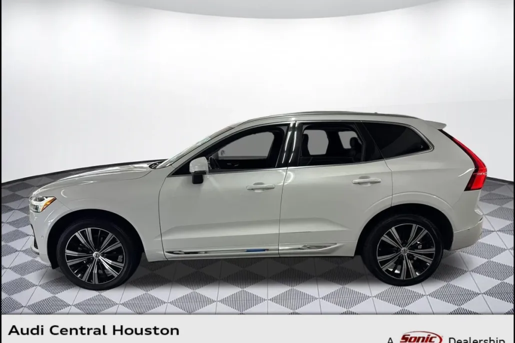 2023 Volvo XC60 Plus photo 1