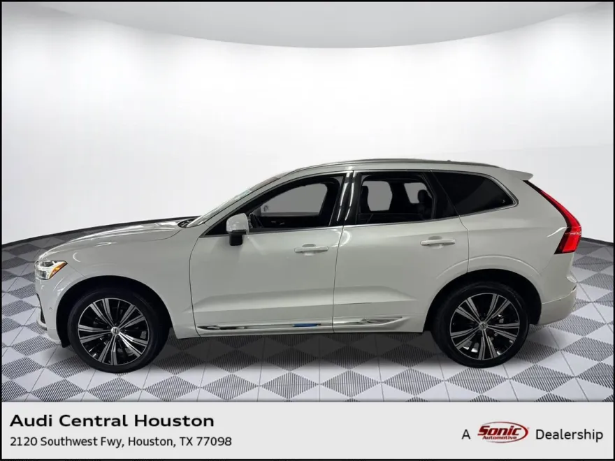 2023 Volvo XC60 Plus photo 1