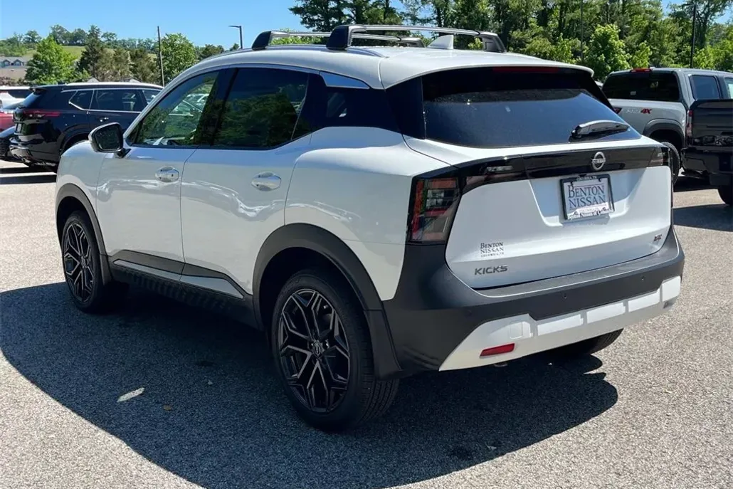 2025 Nissan Kicks SR photo 1