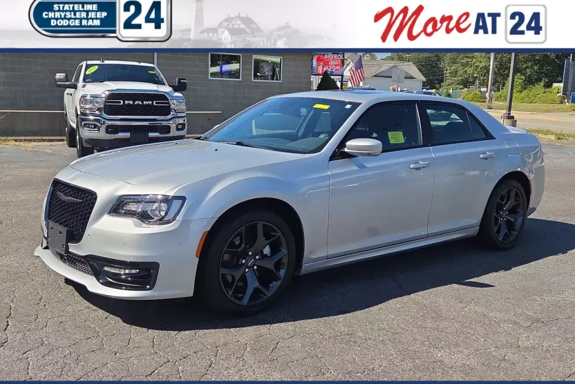 2023 Chrysler 300 photo 1