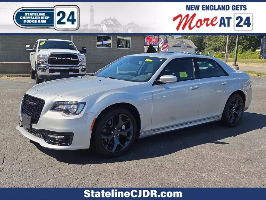 2023 Chrysler 300 photo 1