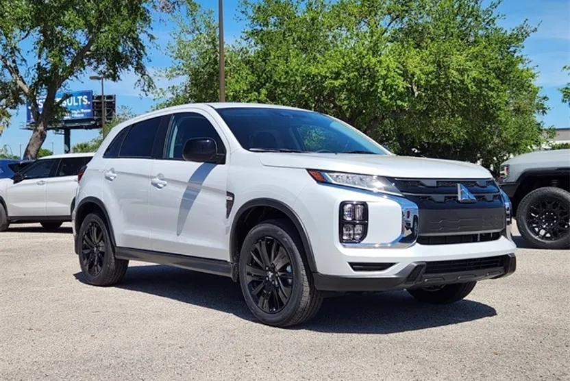 2025 Mitsubishi Outlander Sport LE photo 1