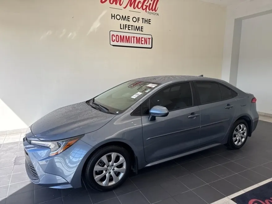 2025 Toyota Corolla LE photo 1