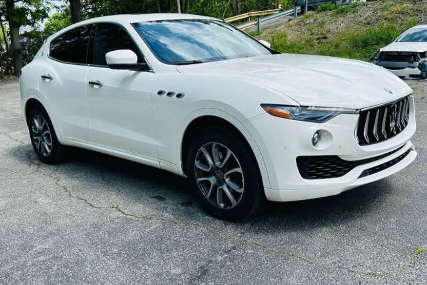 2021 Maserati Levante Base photo 1