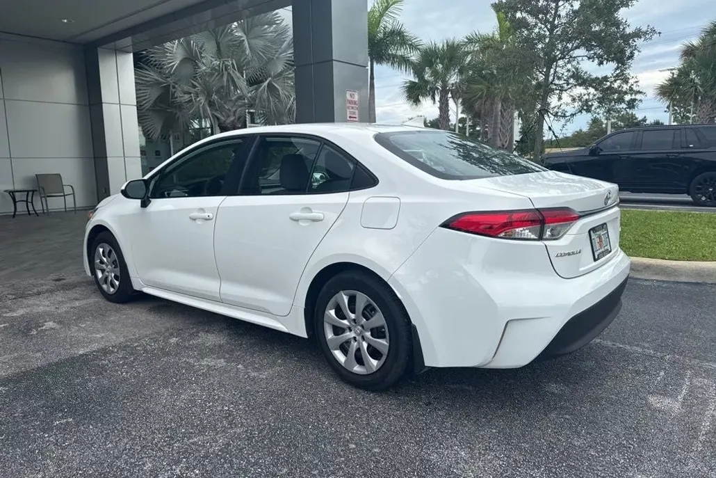 2025 Toyota Corolla LE photo 1