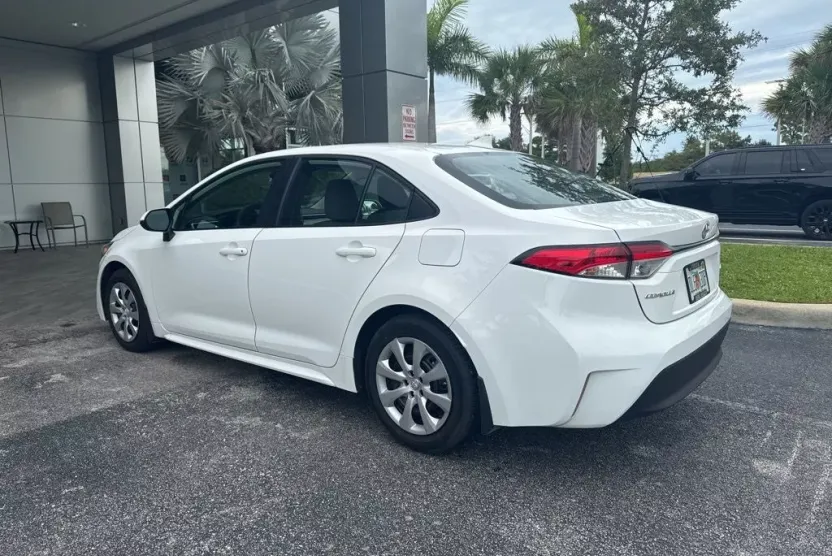 2025 Toyota Corolla LE photo 1