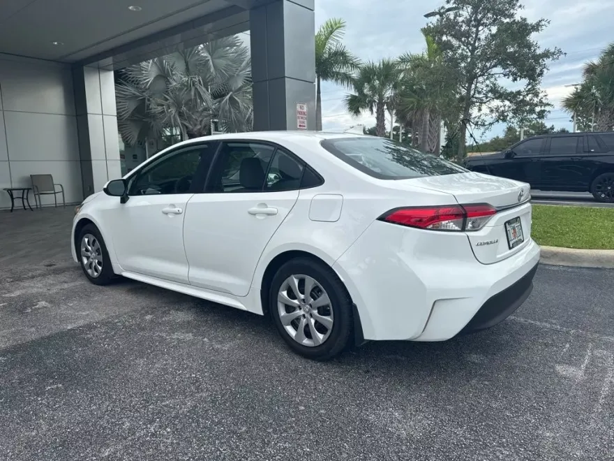 2025 Toyota Corolla LE photo 1