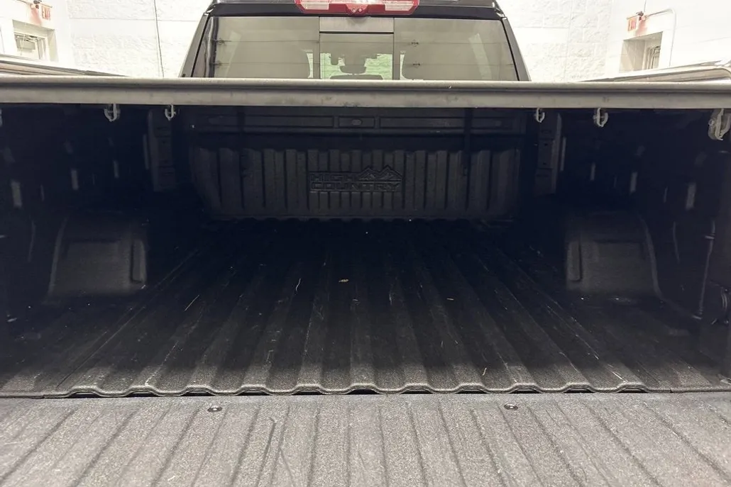 2023 Chevrolet Silverado High Country photo 1