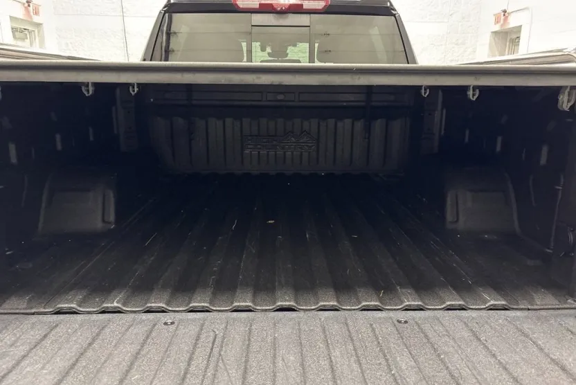 2023 Chevrolet Silverado High Country photo 1