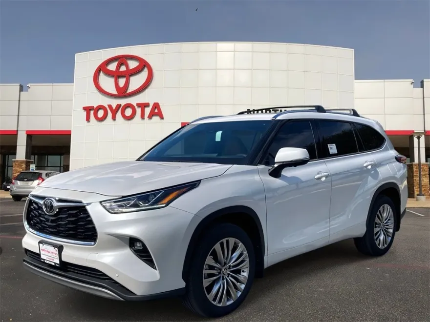 2025 Toyota Highlander Platinum photo 1