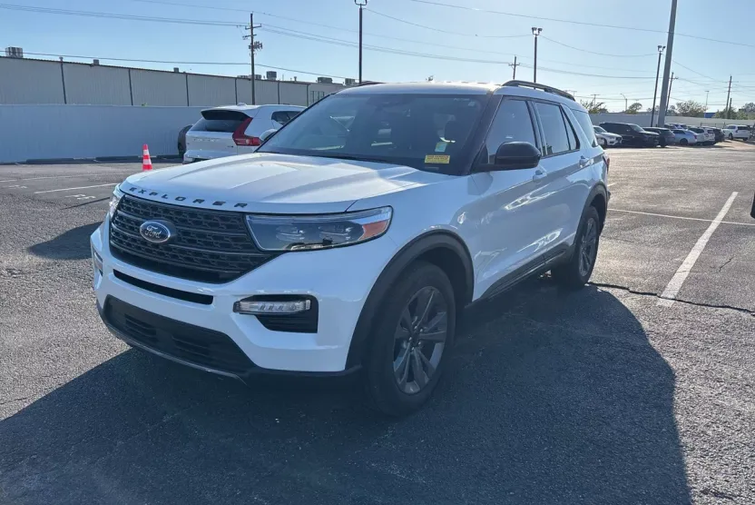 2023 Ford Explorer XLT photo 1