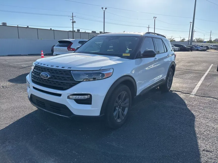 2023 Ford Explorer XLT photo 1