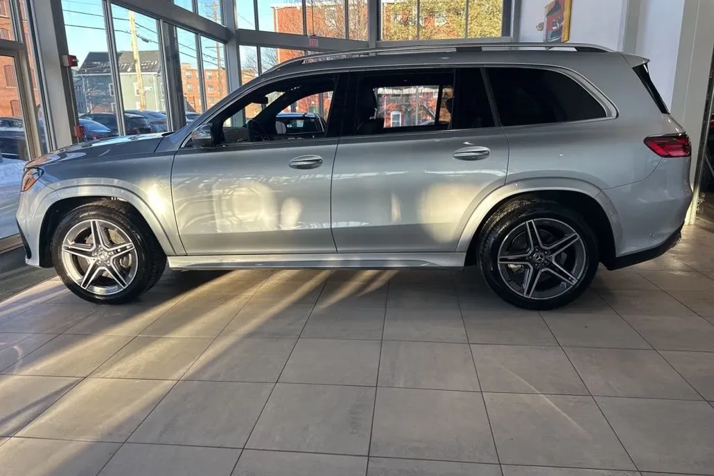 2025 Mercedes Benz GLS 450 4MATIC photo 1