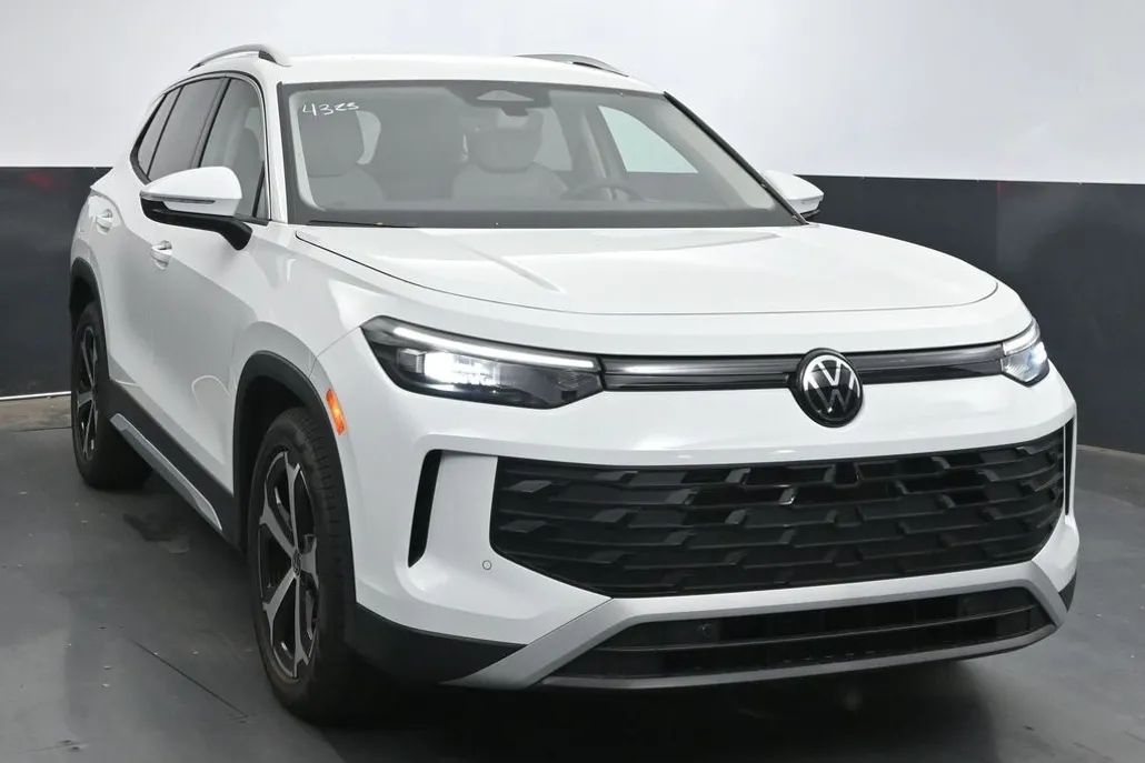 2025 Volkswagen Tiguan SE photo 1